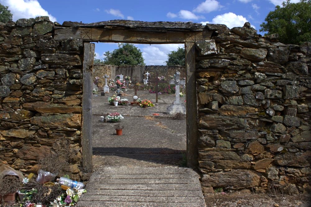 Entrada al antiguo cementerio de Sarracín 