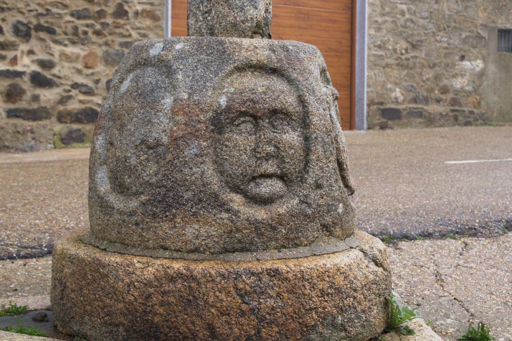 Base esculpida del crucero