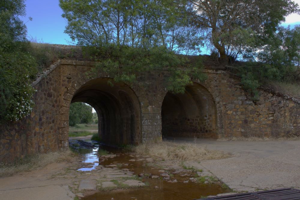 Túneles de paso bajo la vía del tren 
