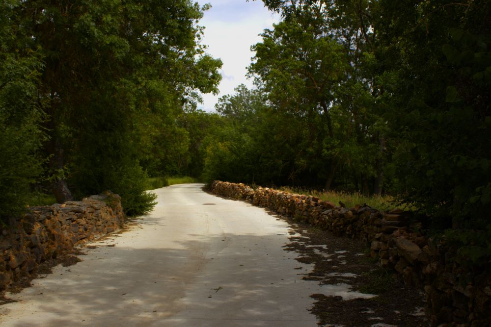 Hermoso camino bordeado por paredes de piedra en San Martín
