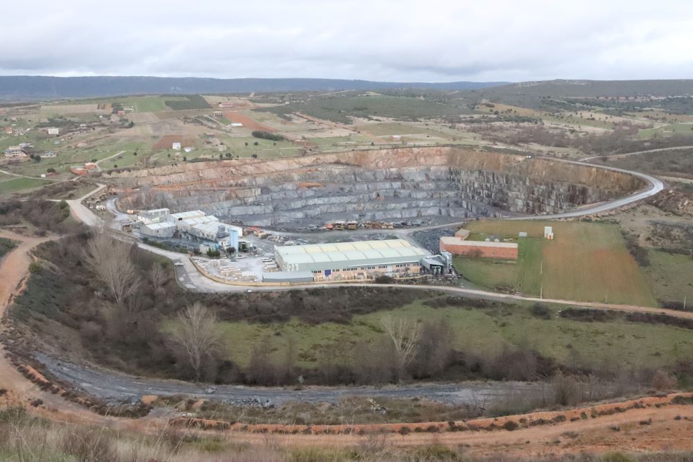 Vista de la cantera de pizarra de Riofrío
