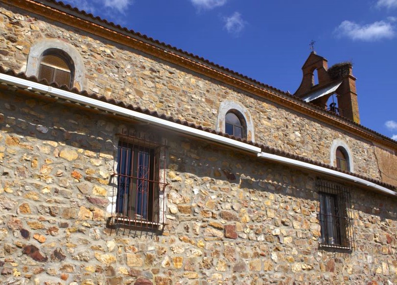 Vista lateral de la iglesia de Sarracín 