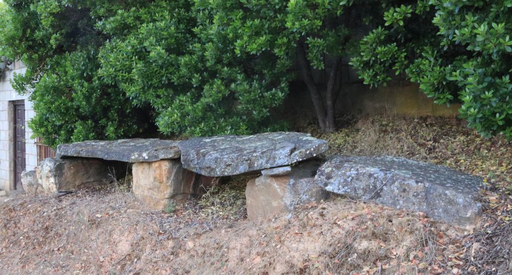Antiguo puente de piedra que se usó para cruzar el río