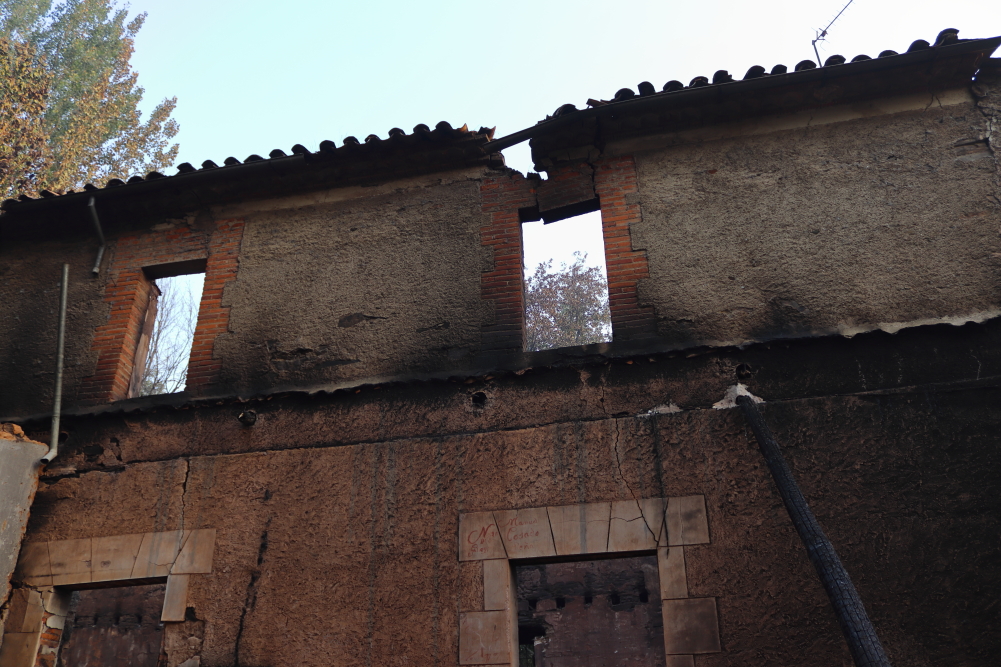 Edificio calcinado en el incendio de Puercas en la Sierra de la Culebra